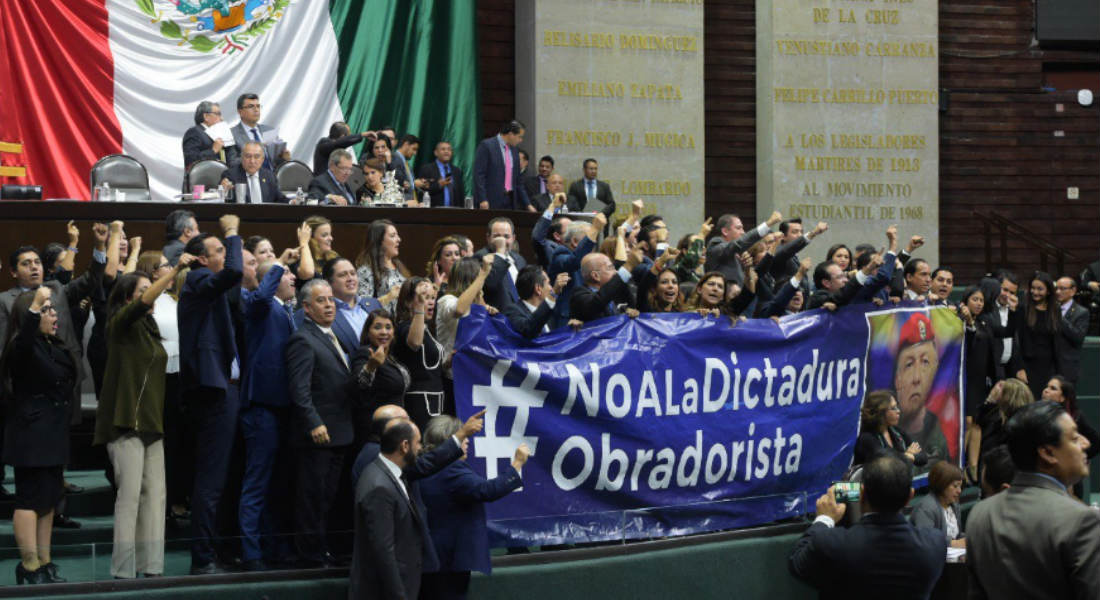 Diputados del PAN protestan contra la «dictadura obradurista»