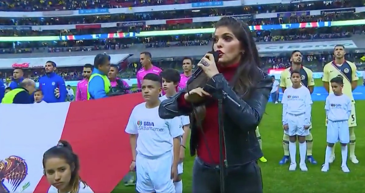 Cruz Azul pasa su mala suerte a Ana Bárbara durante su interpretación en el Azteca