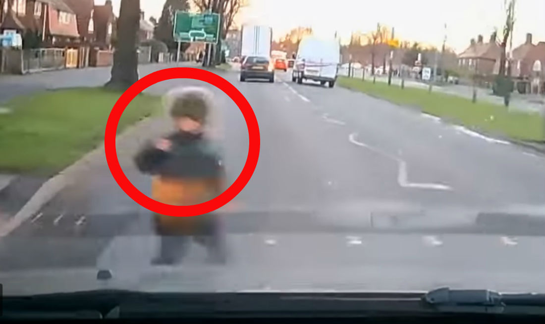 VIDEO: Se salva de milagro. No miró a ambos lados de la calle