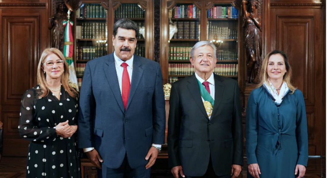Mientras unos mexicanos dan la bienvenida a Maduro otros le gritan dictador