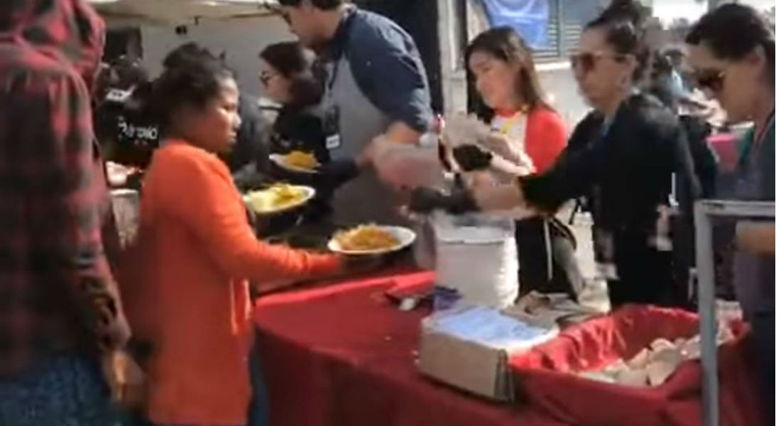 VIDEO: Chefs de todo el mundo cocinaron para dos mil 300 migrantes en Tijuana
