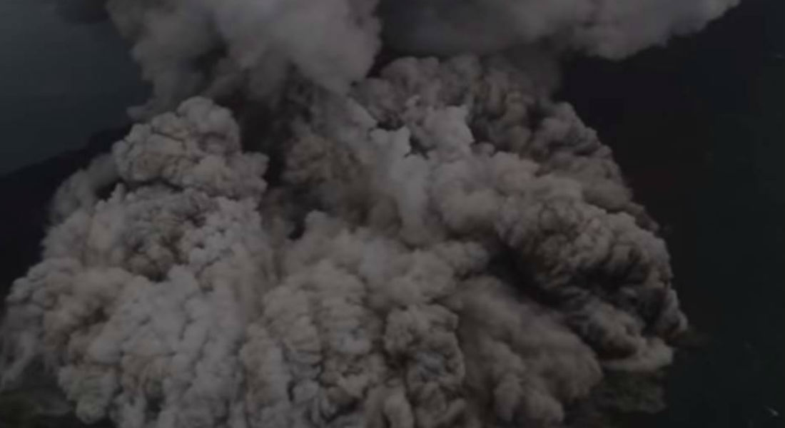 VIDEO: El momento exacto cuando hace erupción el volcán en Indonesia