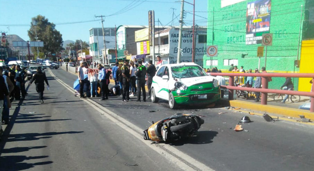 VIDEO: Taxista invade carril contrario y embiste a motociclista en Ecatepec