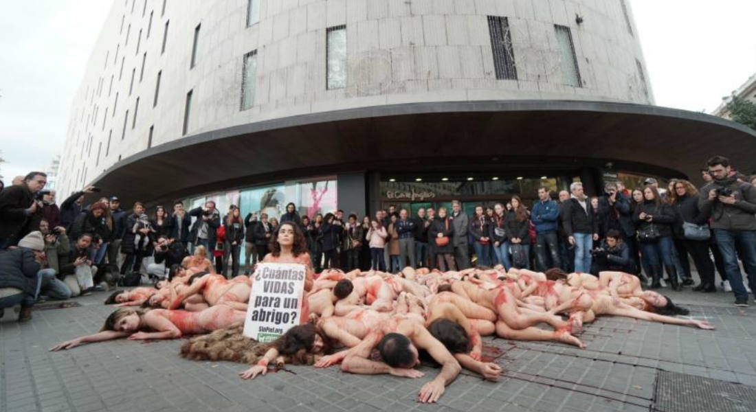 Activistas “en cueros” y bañados de pintura roja protestan contra el uso de pieles