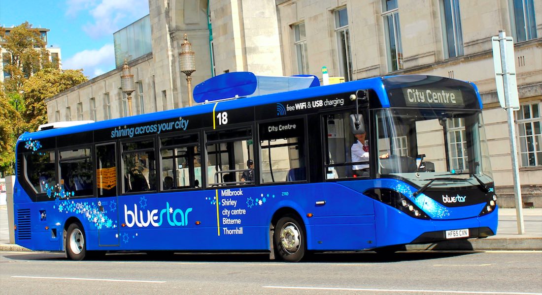 Inglaterra ya tiene el primer autobús ecológico que… ¡limpia el aire!