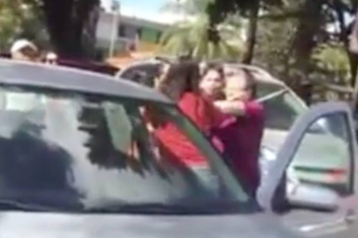 VIDEO: Conductora agrede a familia por tardarse en cruzar la calle