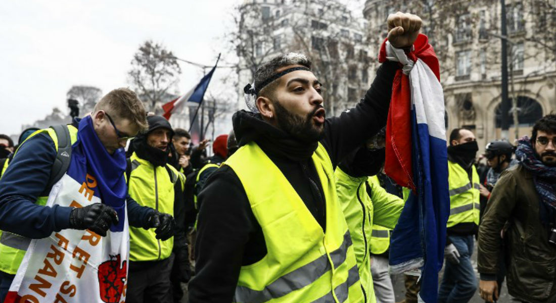 Macron analiza referéndum para superar crisis por «chalecos amarillos»