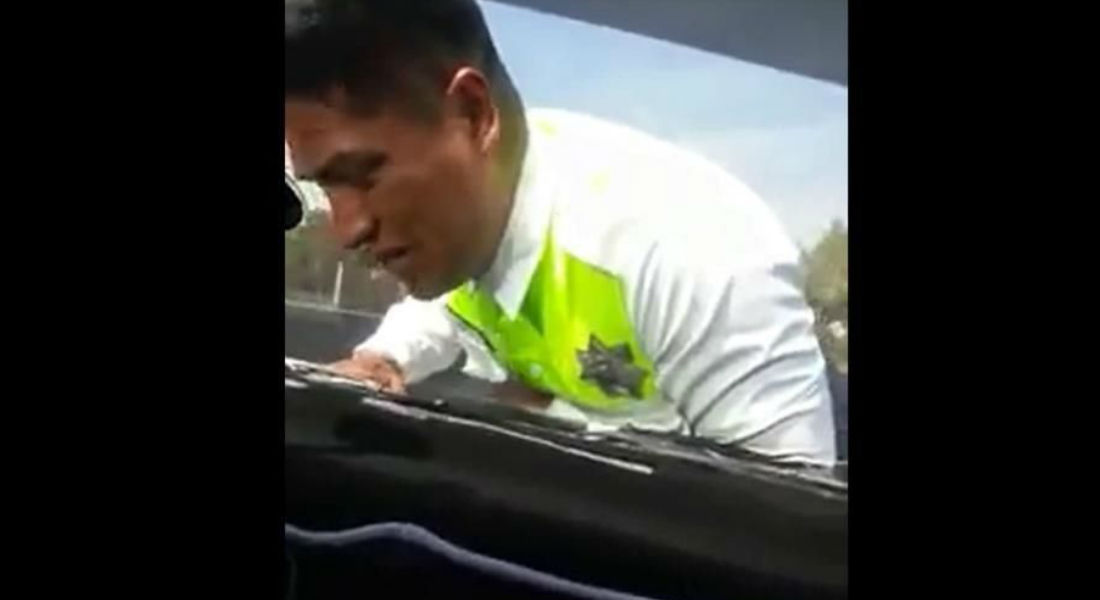 VIDEO: Conductor se lleva en el cofre a policía por supuesta agresión