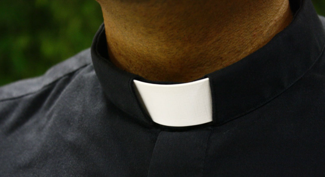 Pareja denuncia a sacerdote por “arruinar” el funeral de su hijo suicida