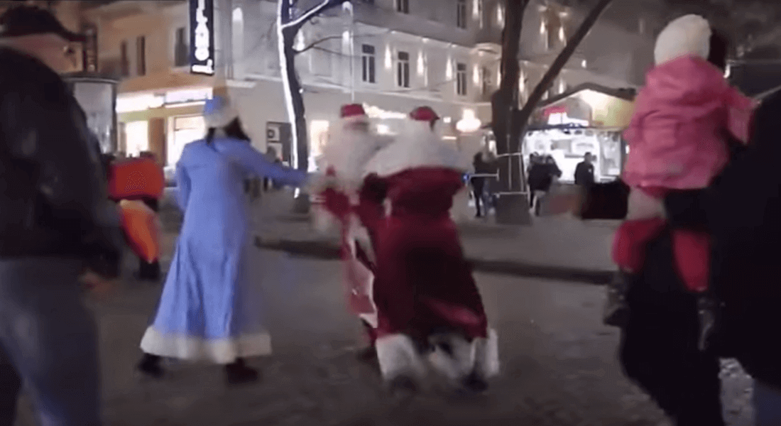 VIDEO: Olvidan el espíritu navideño y Santas se agarran a “guamazos”