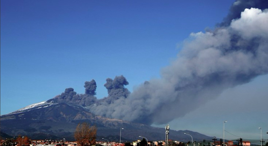 VIDEO: La erupción del Etna en Sicilia provoca sismos y columnas de cenizas