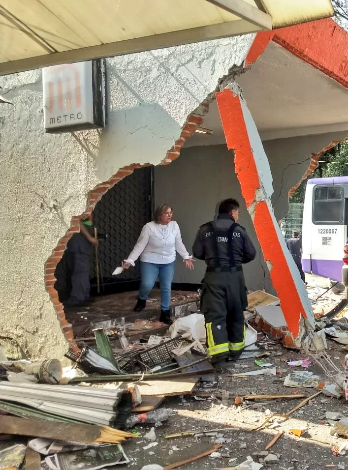 VIDEO: Camioneta pierde el control y destruye entrada del metro Potrero