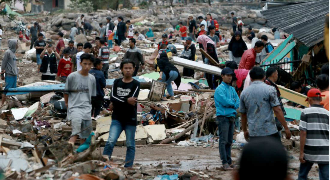 Van 222 personas sin vida por el tsunami en Indonesia