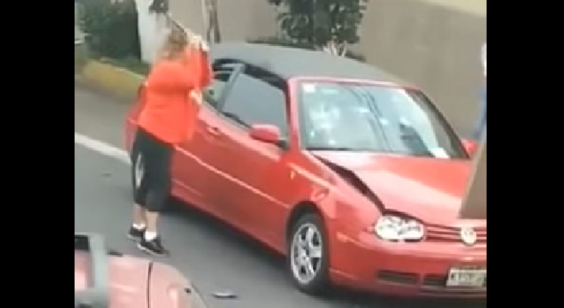 VIDEO: «Lady Choques» se lanza contra auto por conflicto vial