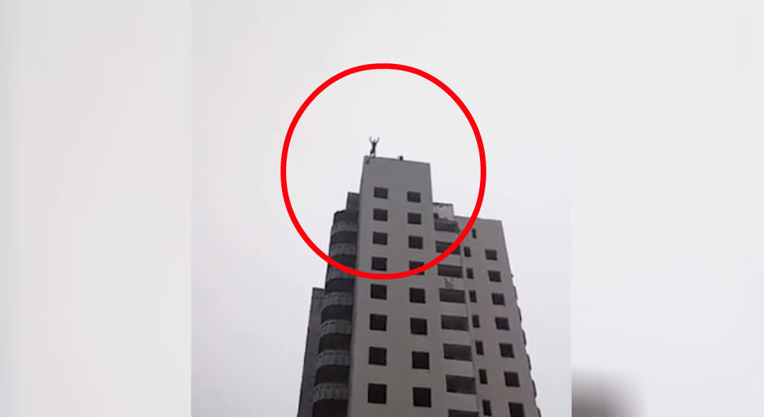 VIDEO: Menor prueba paracaídas casero que… nunca abrió