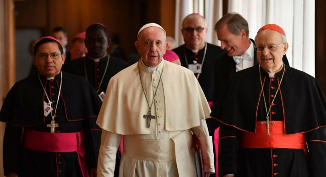 El Papa despide a obispo con esposa y vida de rey