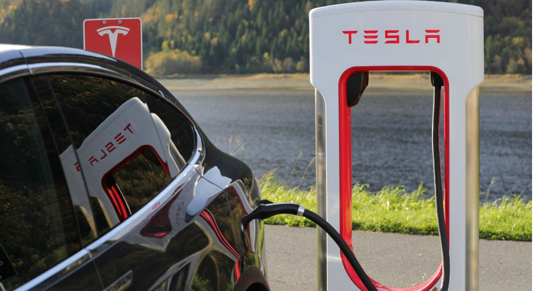 VIDEO: Mujer «carga» gasolina a su Tesla eléctrico