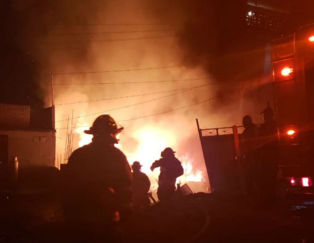 Niños quedan atrapados dentro de una casa en llamas en Iztapalapa