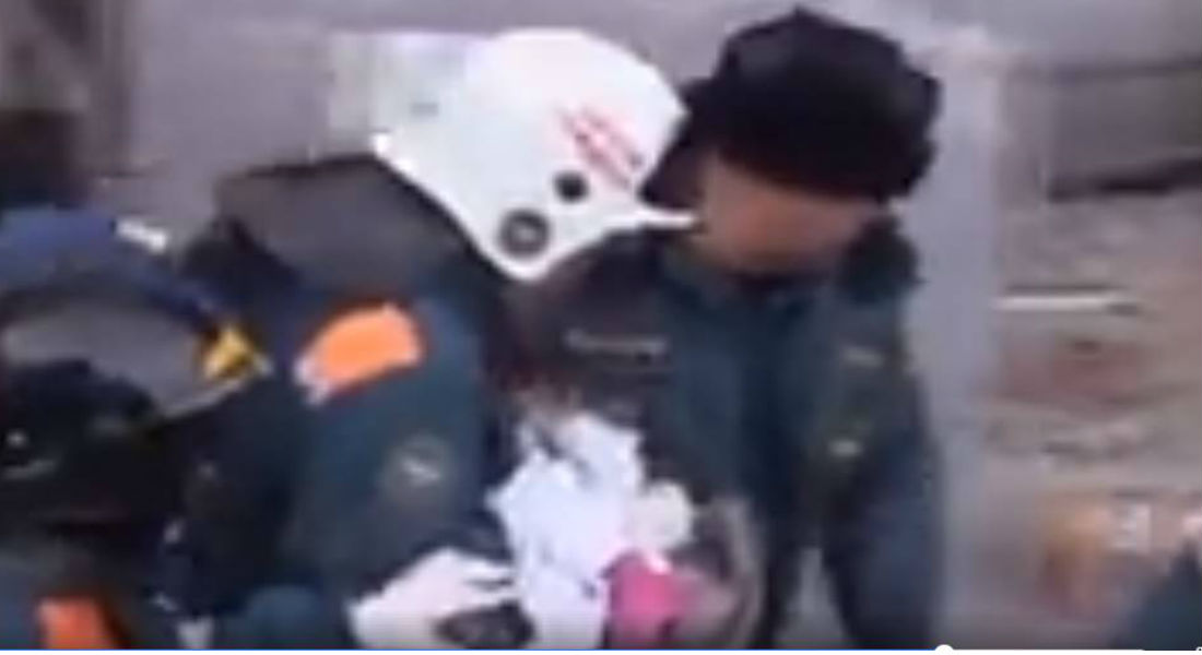 VIDEO: ¡Verdadero milagro! Bebé es rescatado tras pasar 35 horas bajo escombros