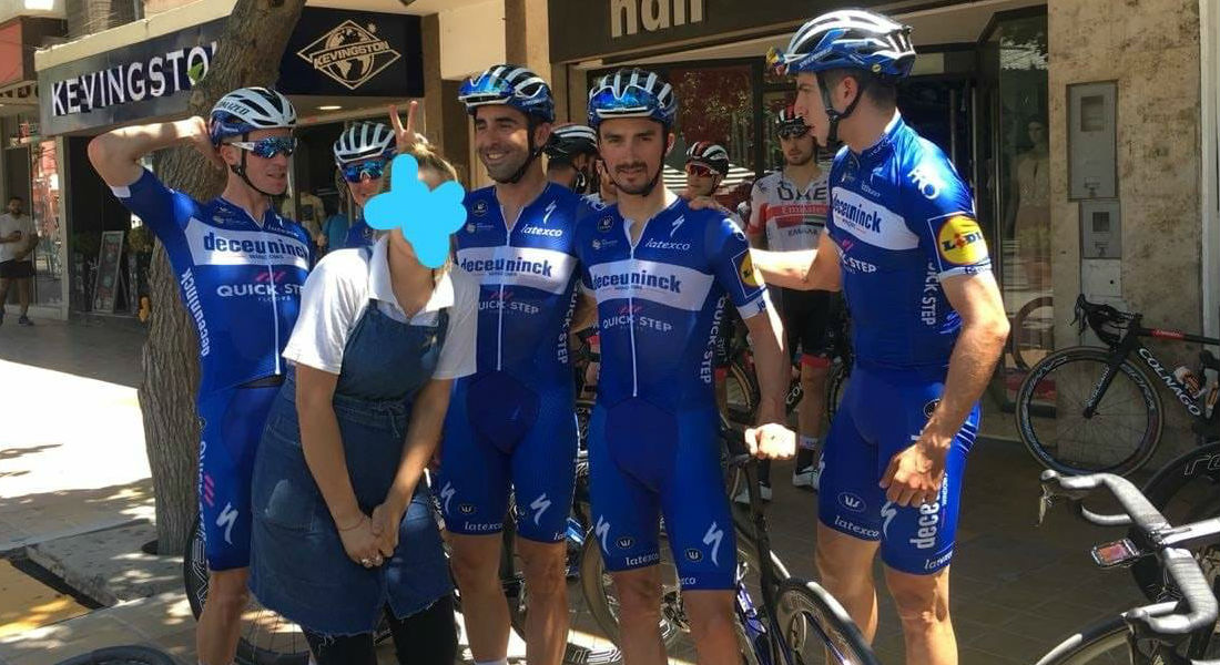 Multan en Argentina a ciclista belga por foto machistas con una camarera
