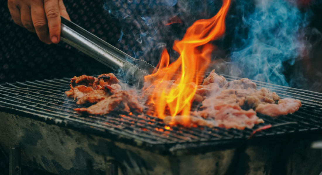 Hacer carne asada contamina más que los autos “chatarra”, aseguran expertos