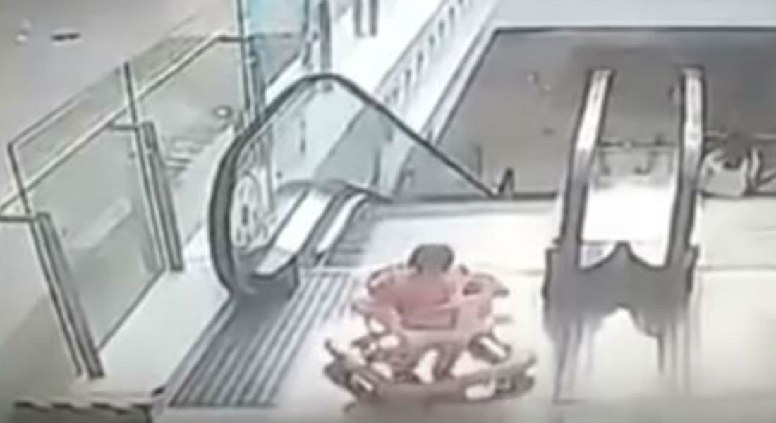 VIDEO: Por descuido de la madre, bebé en andadera cae por escaleras eléctricas