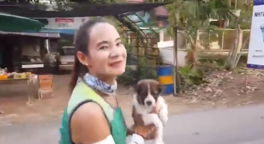 VIDEO: En pleno maratón, atleta rescata a un cachorro y lo carga hasta la meta