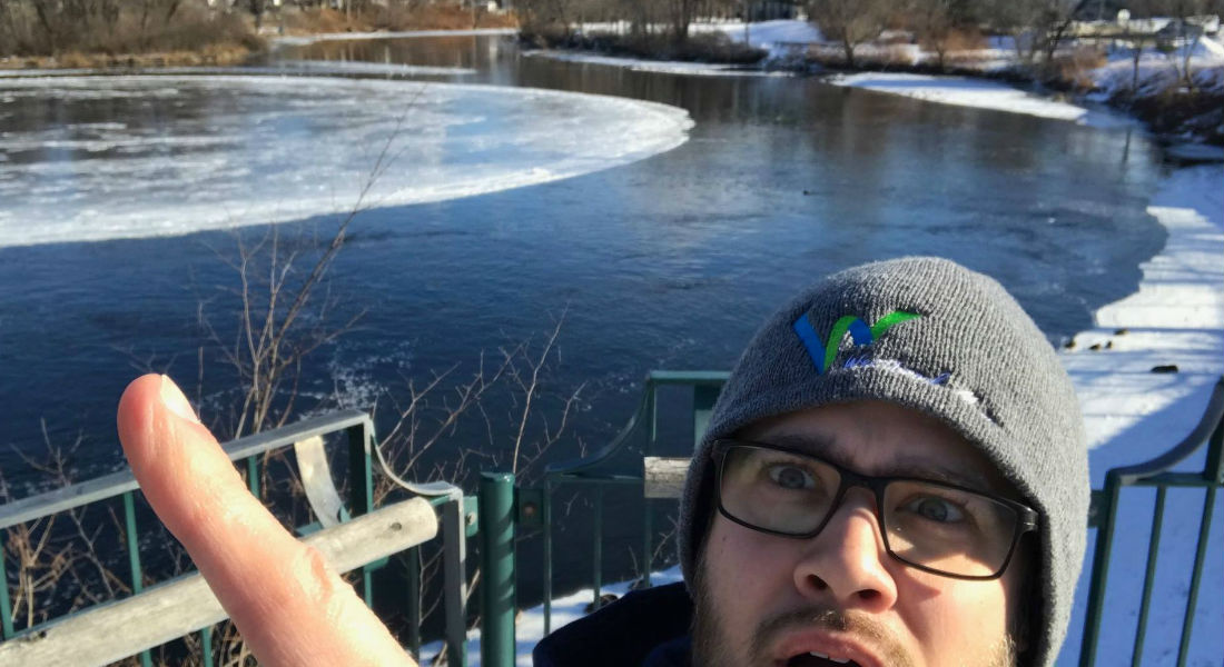 VIDEO: Aparece enorme disco de hielo en un río y ya hay teorías al respecto