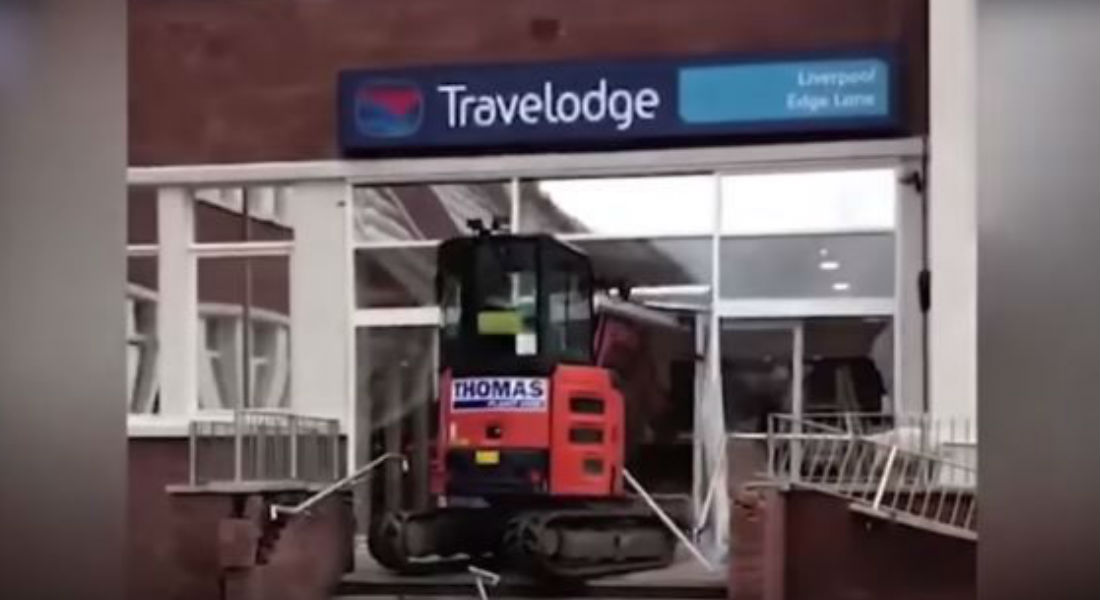 VIDEO: Trabajador de un hotel destruye la entrada porque no le pagaron su sueldo