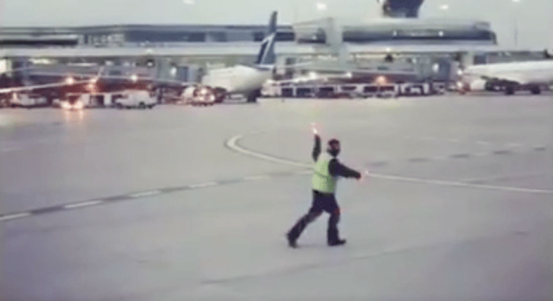 VIDEO: Trabajador de aeropuerto realiza baile para bebé pasajero y se vuelve viral