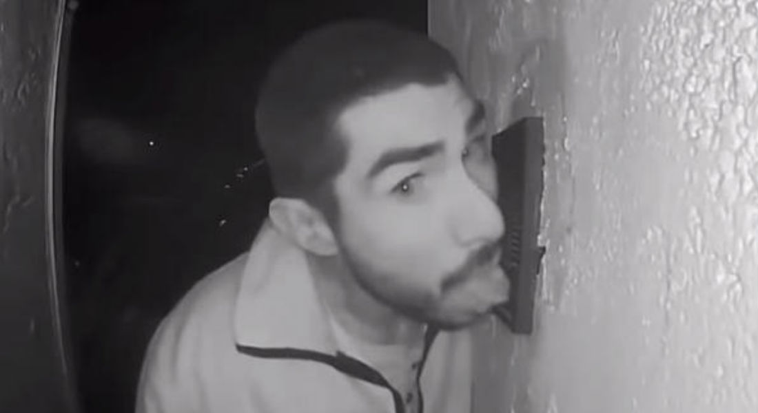 VIDEO: Sujeto lame por tres horas el timbre de una casa, la policía lo busca