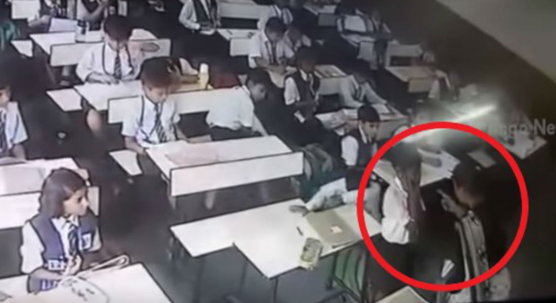 VIDEO: Captan a maestra castigando a cachequetadas a niño de 7 años