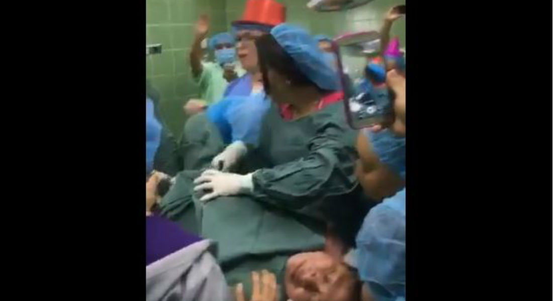 VIDEO: Acusan a médicos de violencia por celebrar durante parto el Año Nuevo