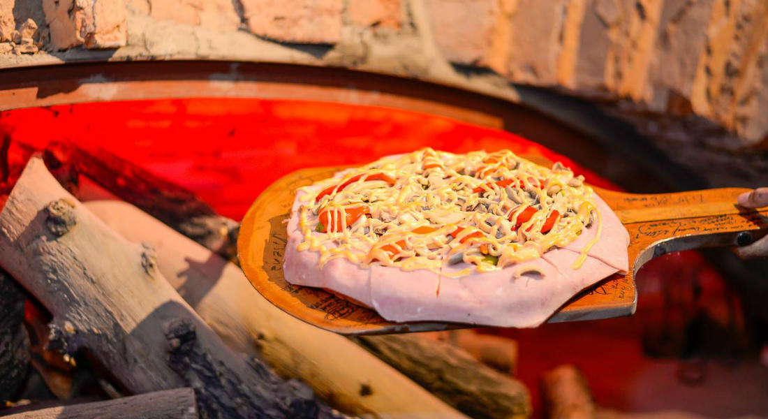 Pizzería argentina se vuelve famosa por alimentar a los venezolanos