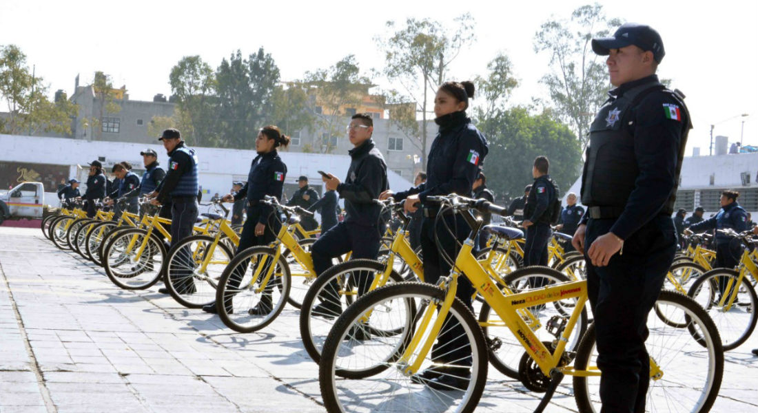 Policías patrullan en bicicleta por falta de gasolina en Nezahualcóyotl
