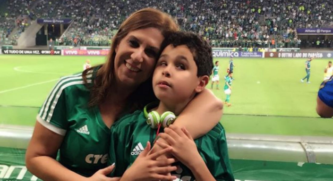 VIDEO: Madre brasileña narra los partidos de fútbol a su hijo ciego