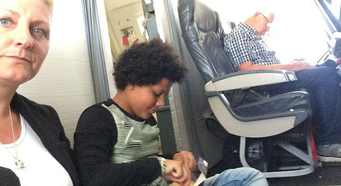 Obligan a familia a sentarse en el piso durante un vuelo; sus asientos no existían