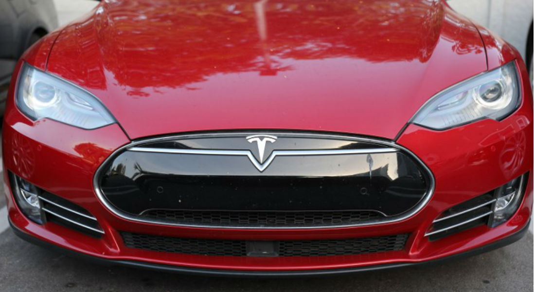 VIDEO: Auto Tesla estalla de la nada en estacionamiento