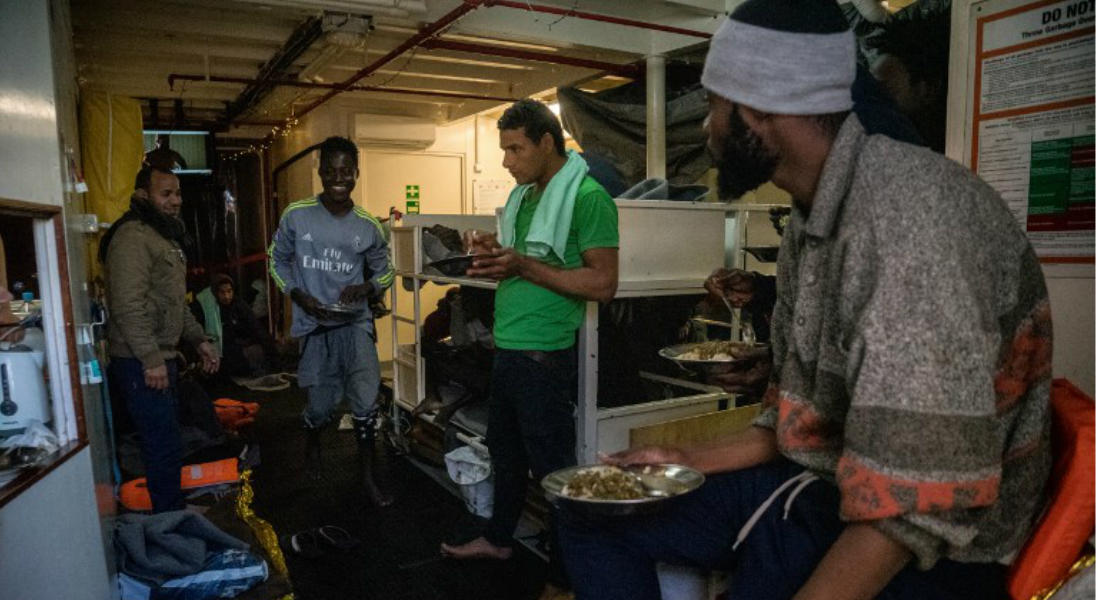 Migrantes se rehúsan a comer tras dos semanas en el mar