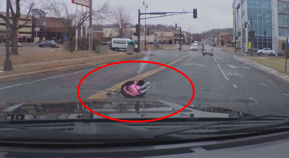 VIDEO: Bebé cae de coche; mamá no se dio cuenta