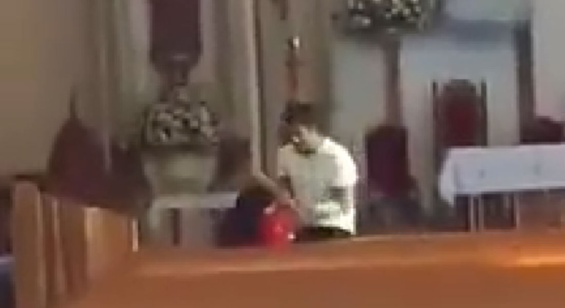 VIDEO: Hombre tunde a mujer frente a altar de catedral