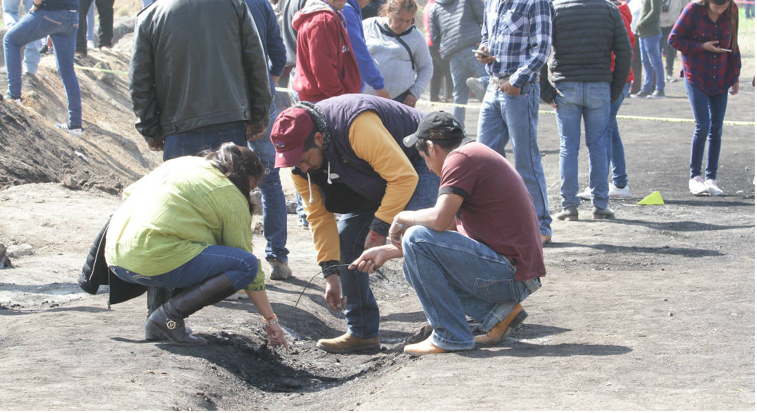 Con las manos, habitantes de Tlahuelilpan buscan restos de familiares