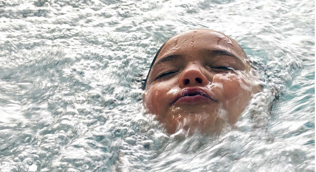 VIDEO: Niño se arroja a alberca sin saber nadar… ¡y nadie lo nota!