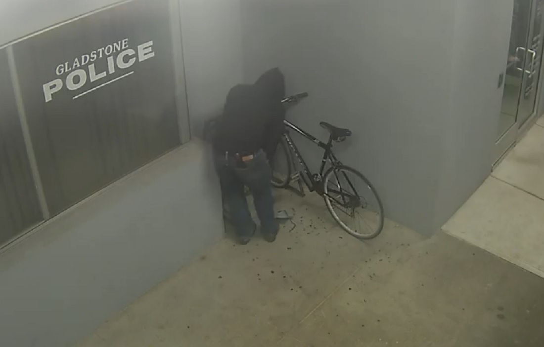 VIDEO: Quería robar una bicicleta en la estación de policía