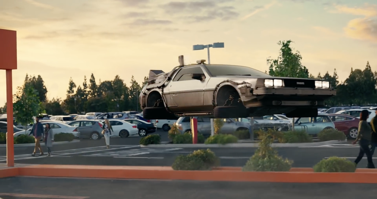 Batimóvil, DeLorean, KITT y más autos en el épico comercial de Walmart