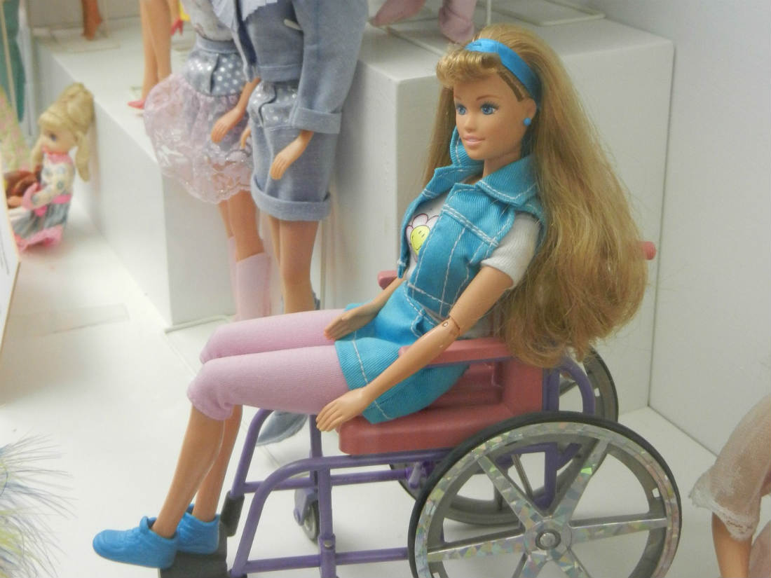 Barbie, la muñeca más incluyente, lanza versión «silla de ruedas»