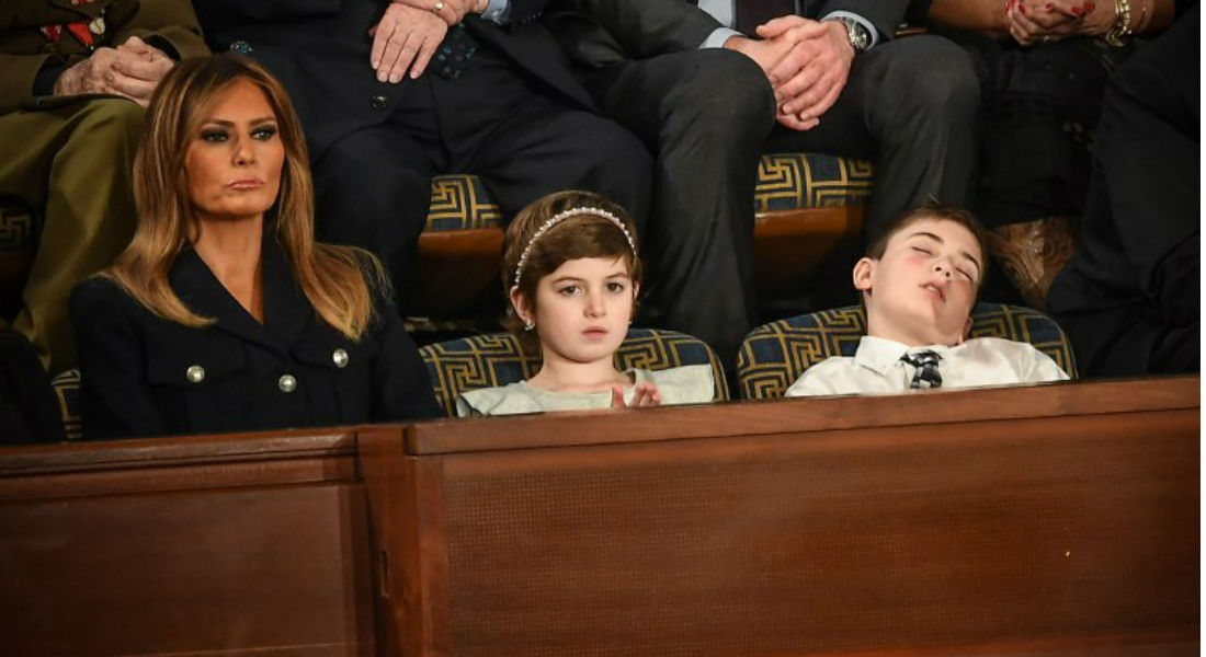 Joshua Trump se vuelve viral por dormir mientras Donald habla en el congreso