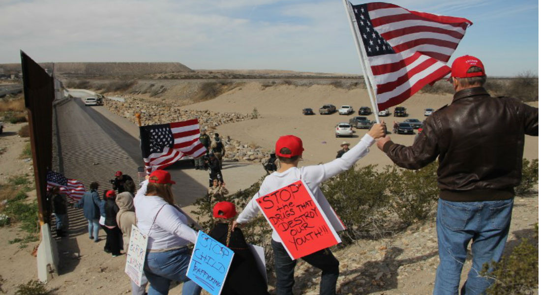 Manifestantes alzan su voz a favor del nuevo muro en la frontera