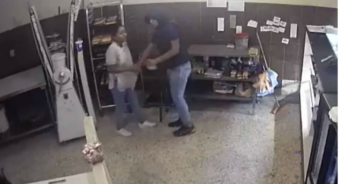 VIDEO: Sujetos asaltan pastelería en segundos