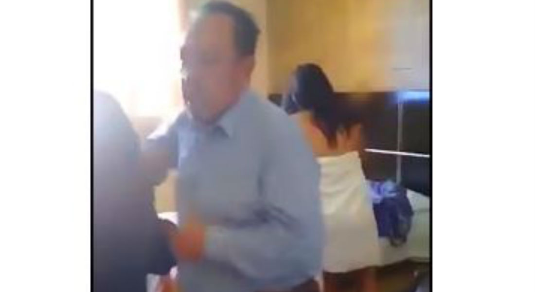 VIDEO: Familia de alcalde panista lo sorprende en hotel con una prostituta